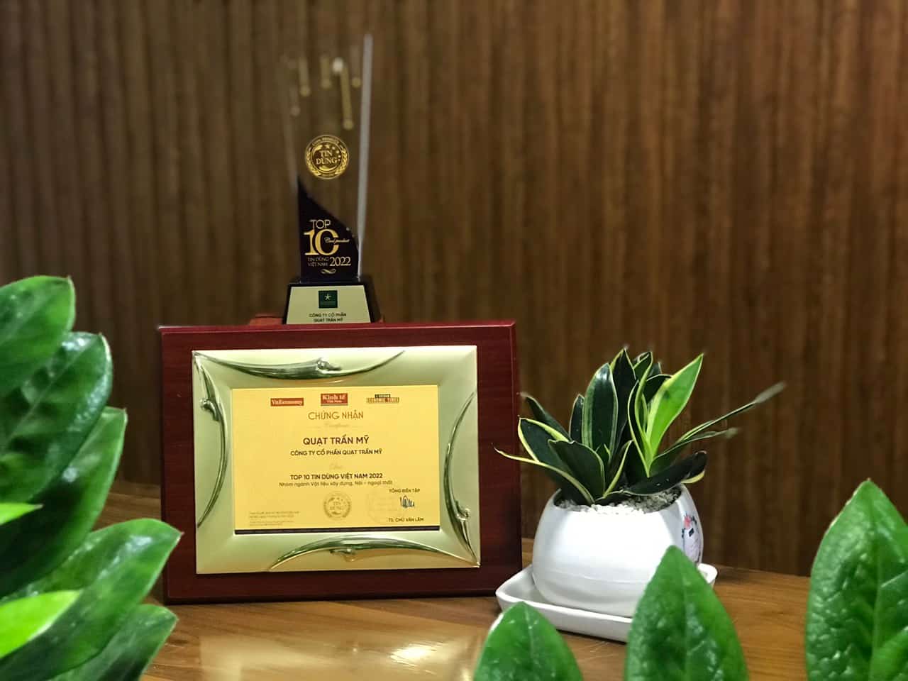 Cúp và chứng nhận TOP 10 của LuxuryFan