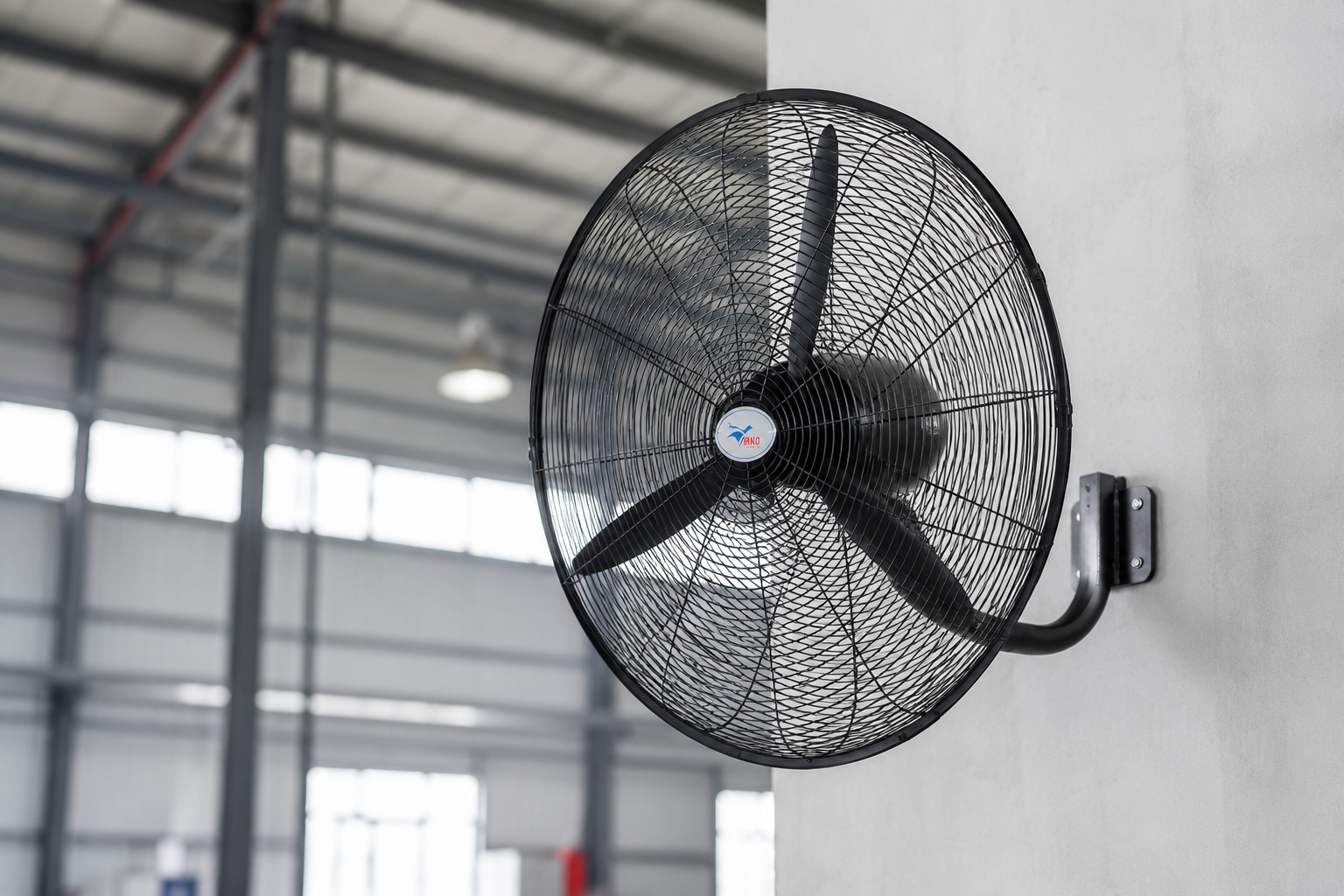 quạt treo tường công nghiệp được lắp cố định trên tường nhằm tiết kiệm diện tích sàn và tạo luồng gió ở vị trí cao hơn
