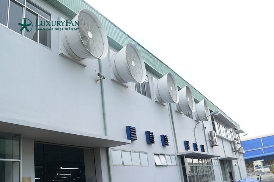 quạt hút công nghiệp có nhiệm vụ đưa khí nóng, khói, bụi, hơi ẩm hoặc mùi ra khỏi không gian