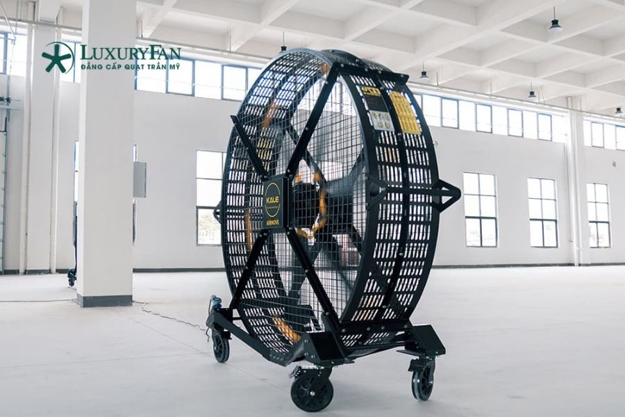 Quạt công nghiệp di động được thiết kế với bánh xe hoặc tay đẩy, giúp người dùng dễ dàng thay đổi vị trí sử dụng theo nhu cầu
