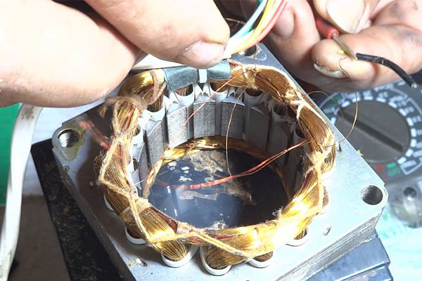 Nguyên nhân quạt có mùi khét