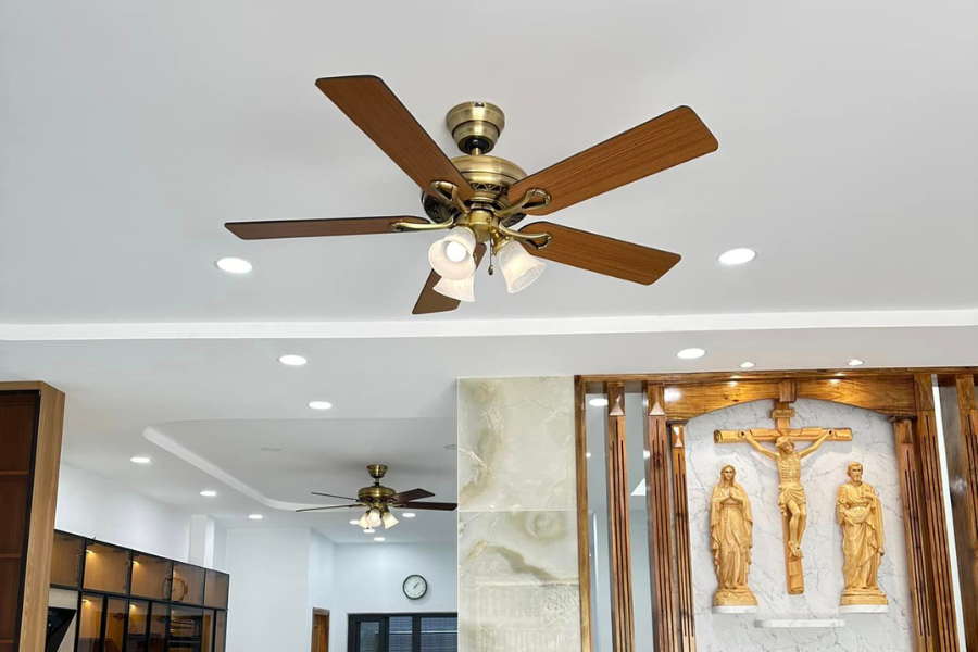 Quạt trần cánh gỗ có đèn là gì?