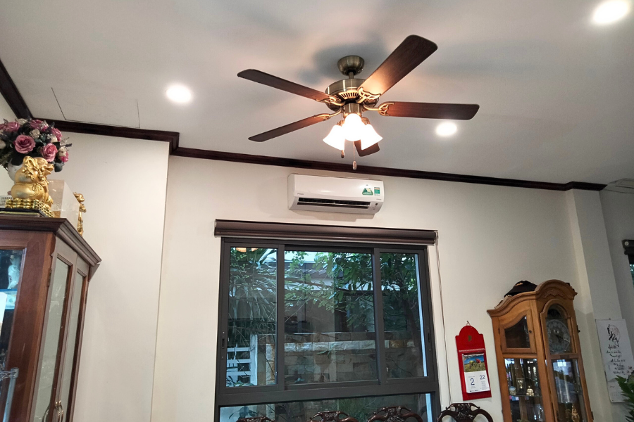 Quạt trần cánh gỗ có đèn có tốn điện không?