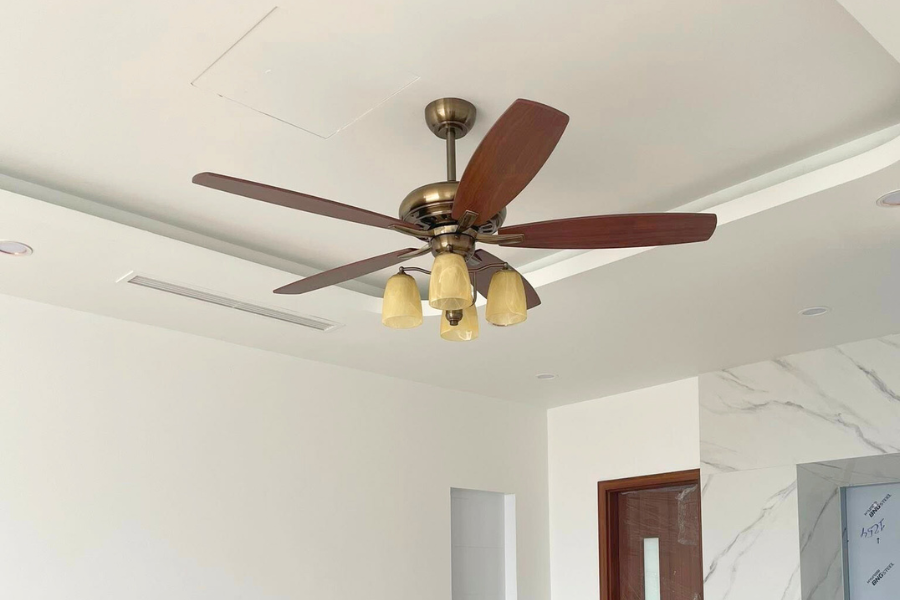 Chọn quạt trần 5 cánh có đèn phù hợp với chiều cao trần nhà