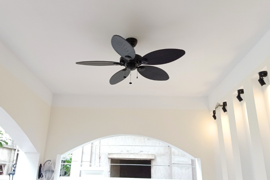 Đi kèm điều khiển từ xa tiện lợi