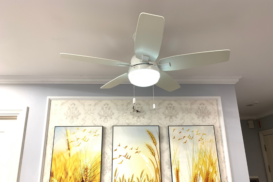 Vận hành êm ái là ưu điểm nổi bật của quạt trần 5 cánh có đèn