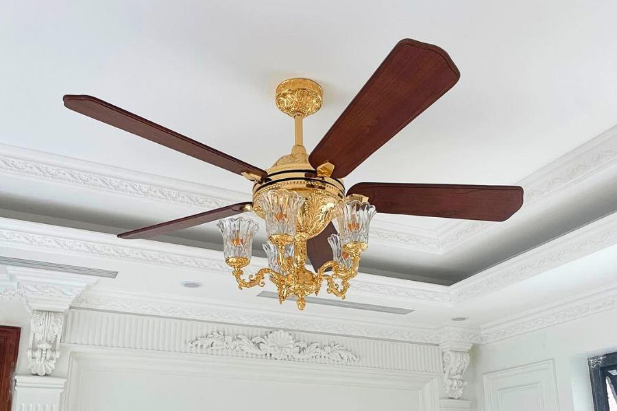 Quạt trần 5 cánh gỗ có đèn với động cơ bền bỉ, vận hành êm ái