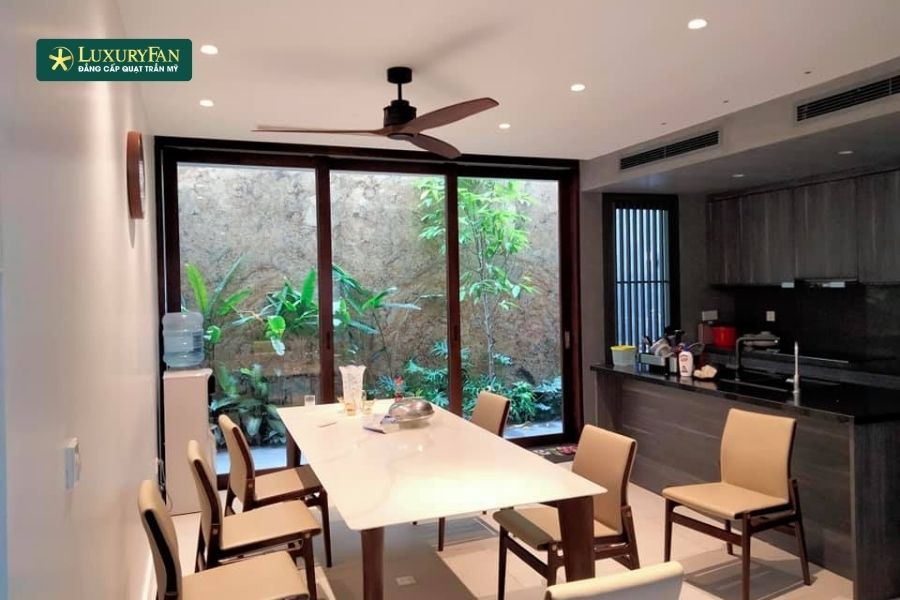 Ngày nay, đa số căn hộ chung cư có chiều cao trần khoảng 2.5 –2.7 m. Trong trường hợp này, quạt trần cổ ngắn là lựa chọn hoàn hảo