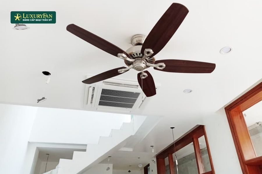 quạt trần cổ ngắn có nhiều ưu điểm nổi bật hơn trong những không gian có chiều cao hạn chế