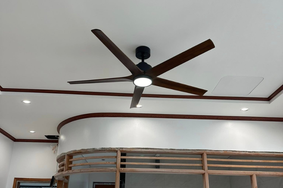 Quạt trần phòng khách phong cách hiện đại