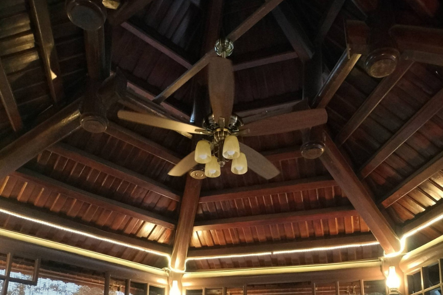 Quạt trần phòng khách cánh gỗ
