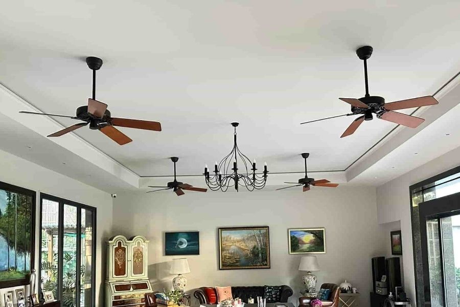 Trong lĩnh vực thiết bị điện dân dụng, hợp kim gang được sử dụng trong các bộ phận quan trọng của quạt trần như vỏ động cơ, trục quay và giá treo.