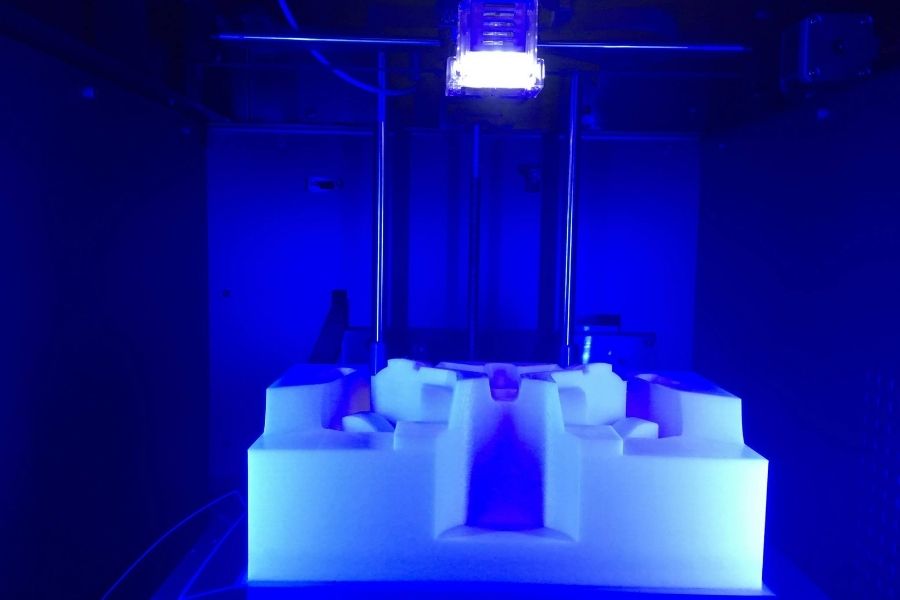ABS cũng là một trong những vật liệu phổ biến nhất trong lĩnh vực in 3D. Sợi nhựa ABS được sử dụng để in các mô hình kỹ thuật, sản phẩm mẫu hoặc linh kiện cơ khí nhờ độ cứng và khả năng chịu lực tốt.