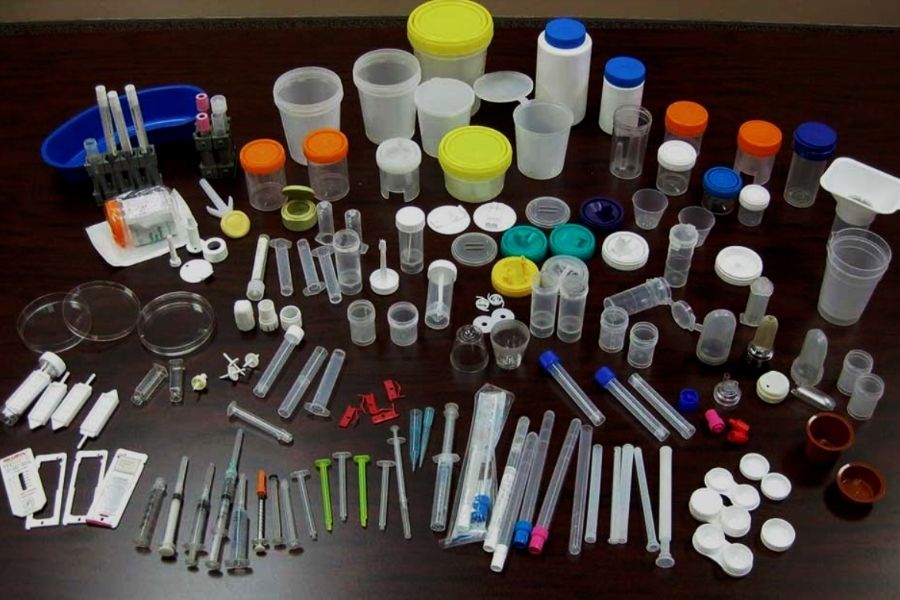 Acrylic cũng được ứng dụng trong môi trường y tế nhờ đặc tính dễ vệ sinh và độ trong suốt cao