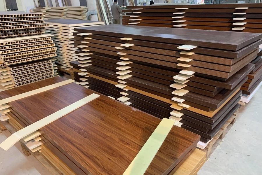 Trong lĩnh vực xây dựng, composite được sử dụng để sản xuất nhiều loại vật liệu và cấu kiện như tấm lợp lấy sáng, cửa composite, vách ngăn, bồn nước và hệ thống ống dẫn công nghiệp.