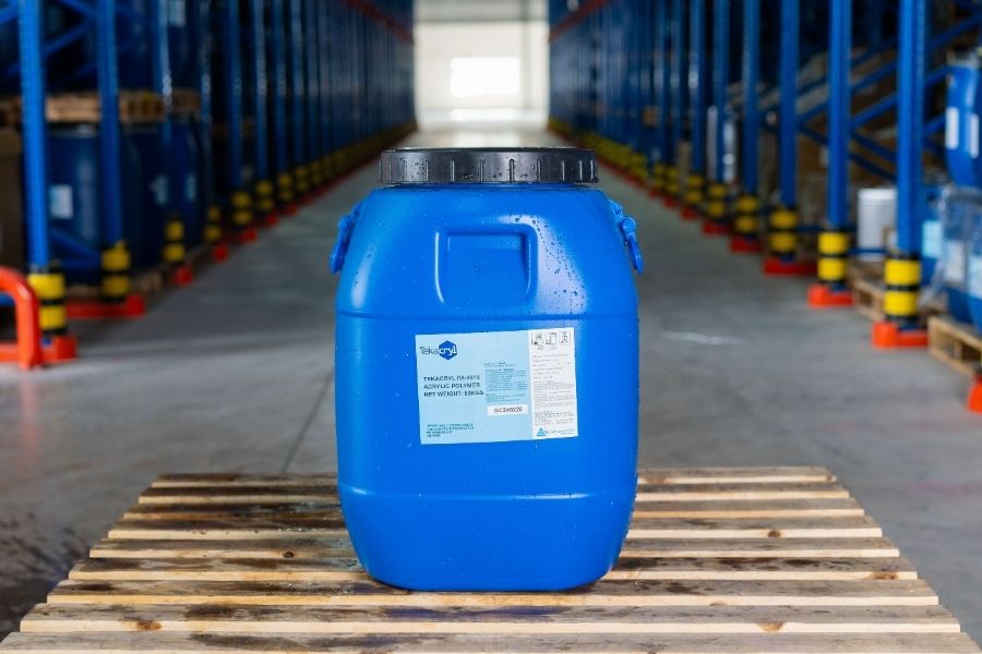 Một trong những ưu điểm lớn nhất của composite là khả năng chống ăn mòn hóa học. Vì vậy, vật liệu này được sử dụng rất nhiều trong các nhà máy hóa chất và hệ thống xử lý môi trường.