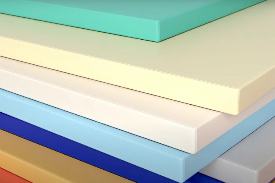 Nhựa composite được sản xuất với bột gỗ 50%, nhựa 30% và phần còn lại là các chất phụ gia kết dính và tạo màu