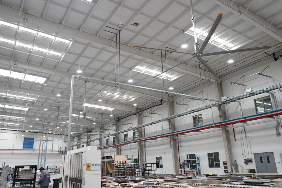 Hệ thống quạt trần công nghiệp giúp tiết kiệm điện cho nhà máy