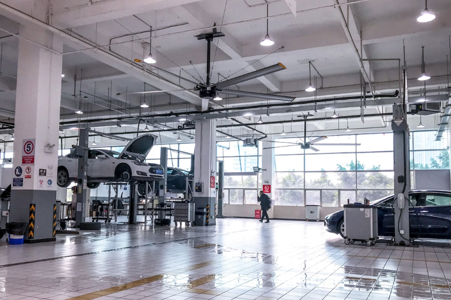 Quạt HVLS tạo luồng gió làm mát đồng đều trong kho logistics