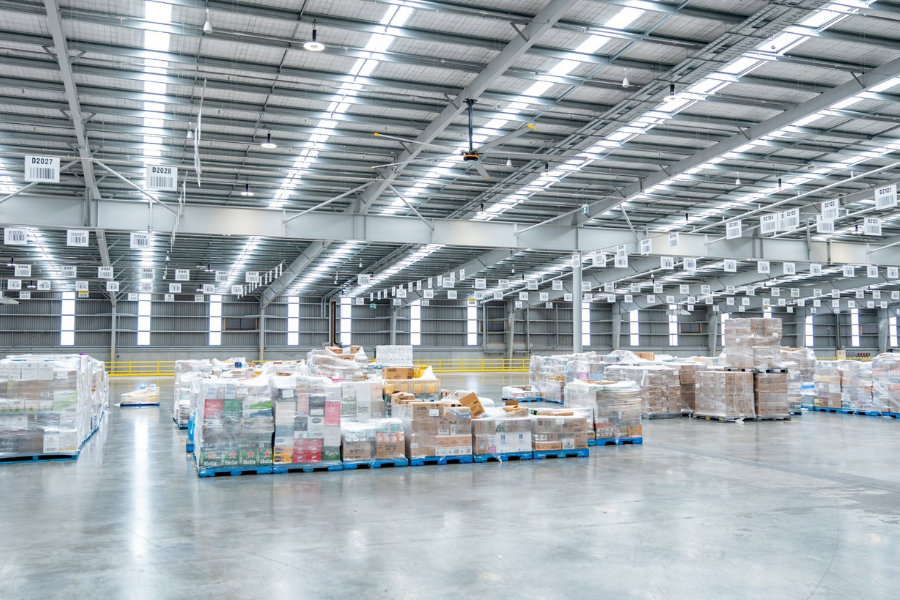 Quạt trần công nghiệp HVLS 5 cánh lắp đặt trong nhà xưởng diện tích lớn